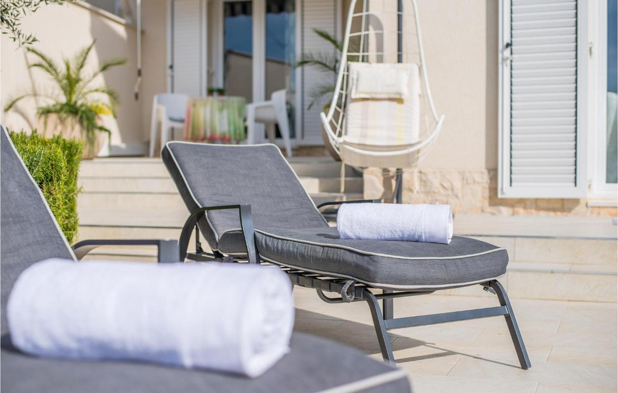 Beautiful Home In Martinscica With Wifi מראה חיצוני תמונה